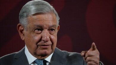 AMLO califica de extremistas a feministas y alude a extrema derecha