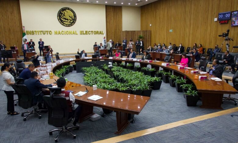 AMLO solicita a INAI que pida a INE que informe sobre fideicomisos