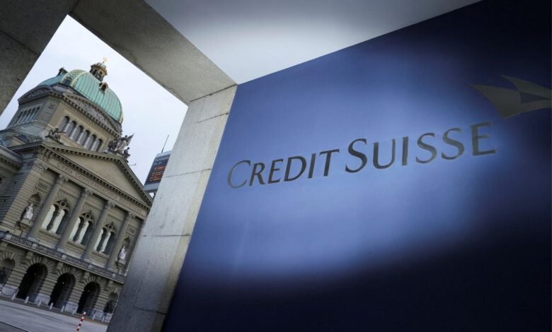 Acciones de Credit Suisse y UBS caen tras acuerdo de fusión
