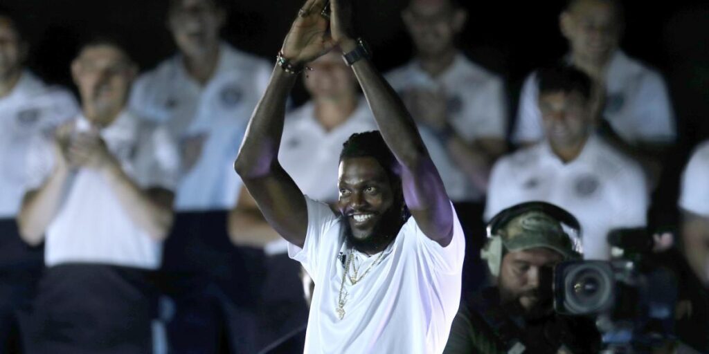Adebayor dice adiós: "Mi carrera ha sido un viaje increíble"
