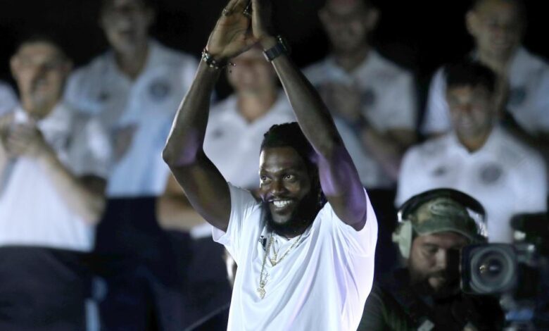 Adebayor dice adiós: "Mi carrera ha sido un viaje increíble"