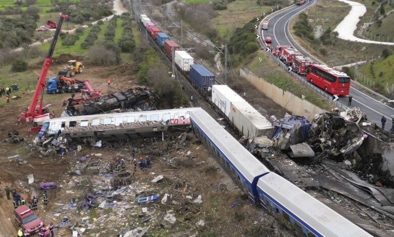 Al menos 36 muertos y decenas de heridos en el choque de dos trenes en el centro de Grecia