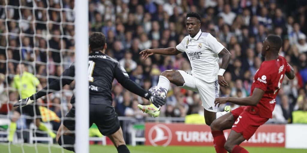 Alisson y Courtois rivalizan en paradas de escándalo