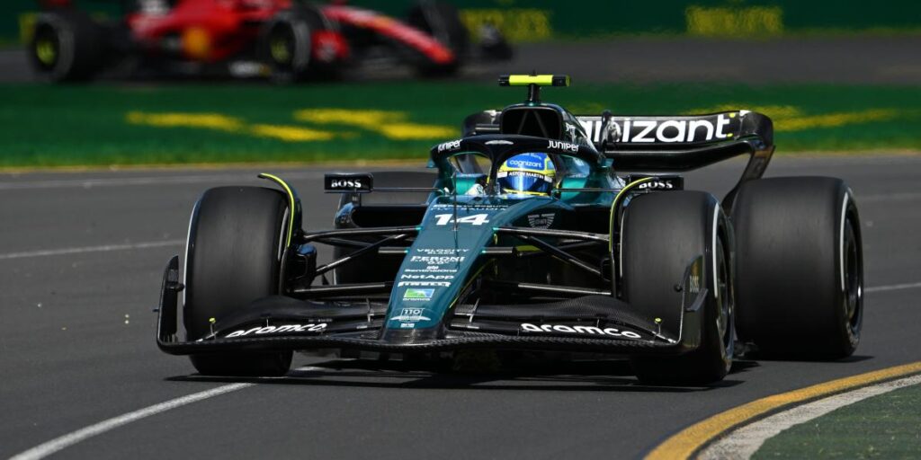 Alonso lidera unos Libres 2 de Australia pasados por agua