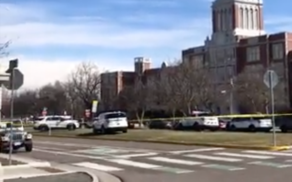 Alumno dispara a dos trabajadores en secundaria de Denver