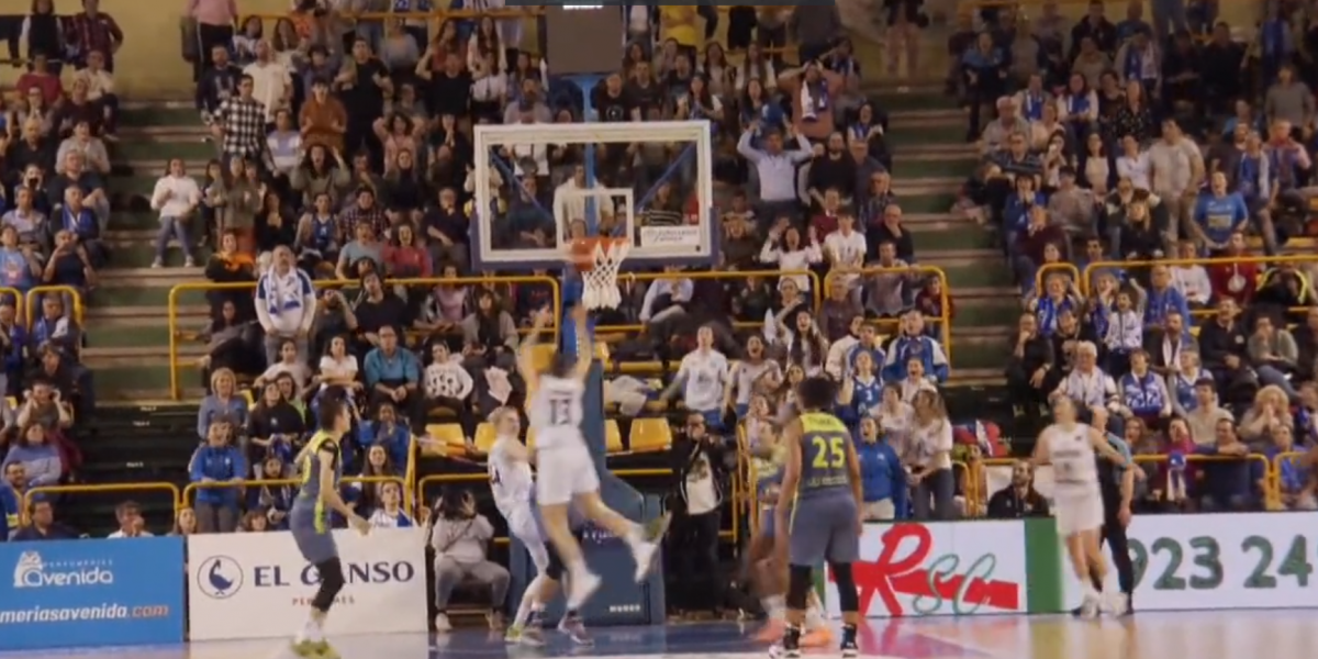 Andrea Vilaró fuerza el tercer partido con esta canasta increíble