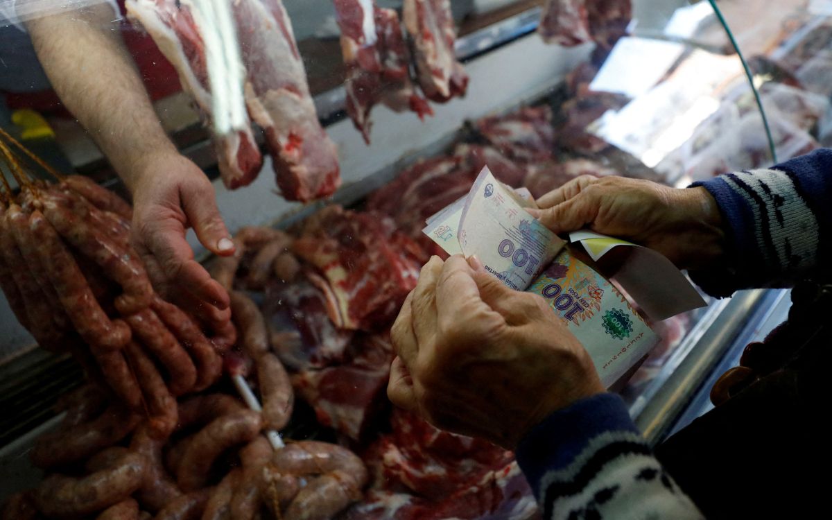 Argentinos buscan estrategias para sobrevivir la inflación superior al 100%