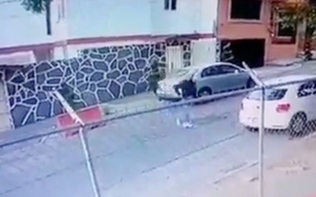 Asaltan a maestra frente a kinder en Naucalpan | Video