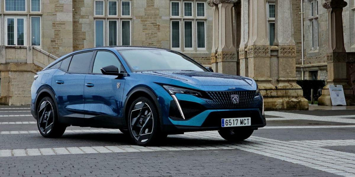 Así es el nuevo Peugeot 408, más confortable, tecnológico y eficiente