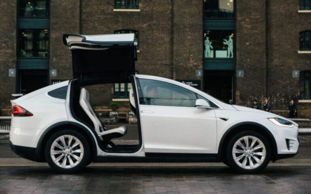 Autoridades de EU investigan nuevos problemas de fabricación en Tesla