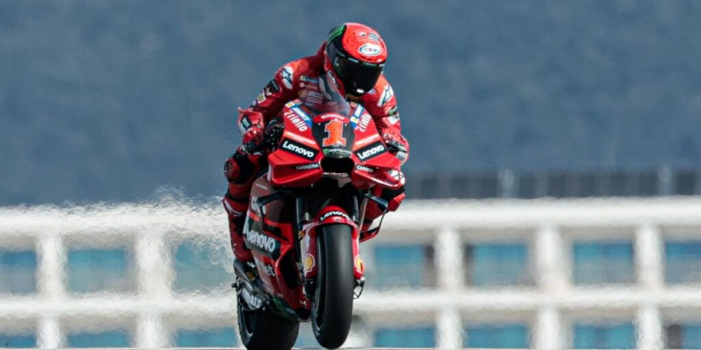 Bagnaia, a su bola; Marc Márquez mejora, pero es insuficiente