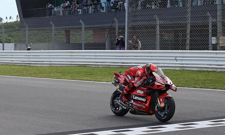 Bagnaia firma el doblete tras el 'strike' organizado por Marc Márquez