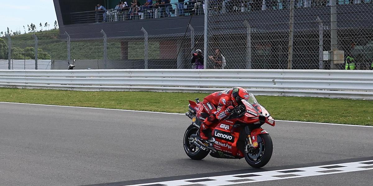 Bagnaia firma el doblete tras el 'strike' organizado por Marc Márquez