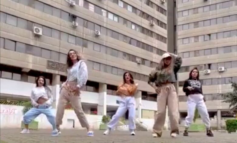 Bailando y con cabello descubierto, chicas desafían al gobierno de Irán