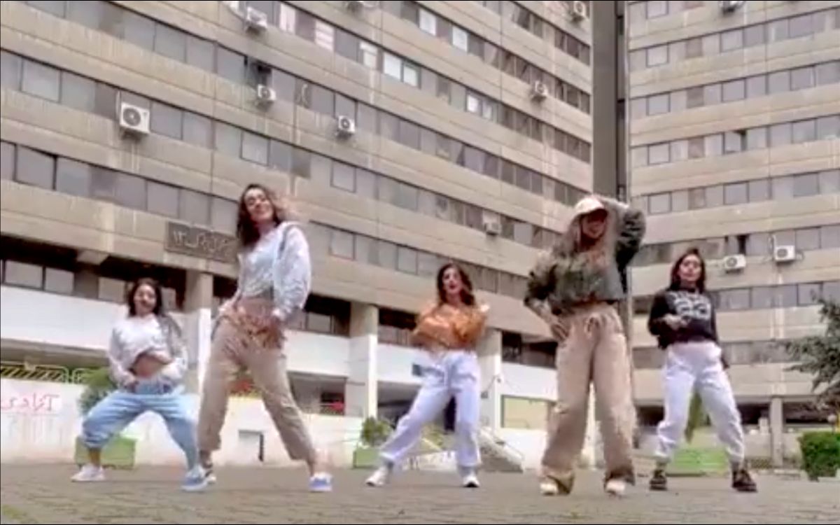 Bailando y con cabello descubierto, chicas desafían al gobierno de Irán