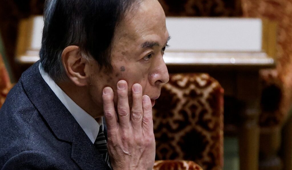 Banco de Japón compra mil millones de euros para frenar las caídas por SVB