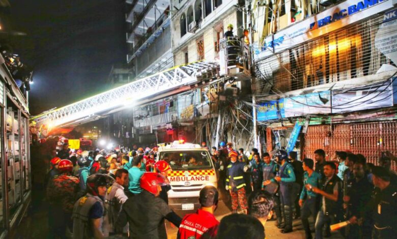 Bangladesh: explosión en un edificio comercial deja al menos 17 muertos y decenas de heridos