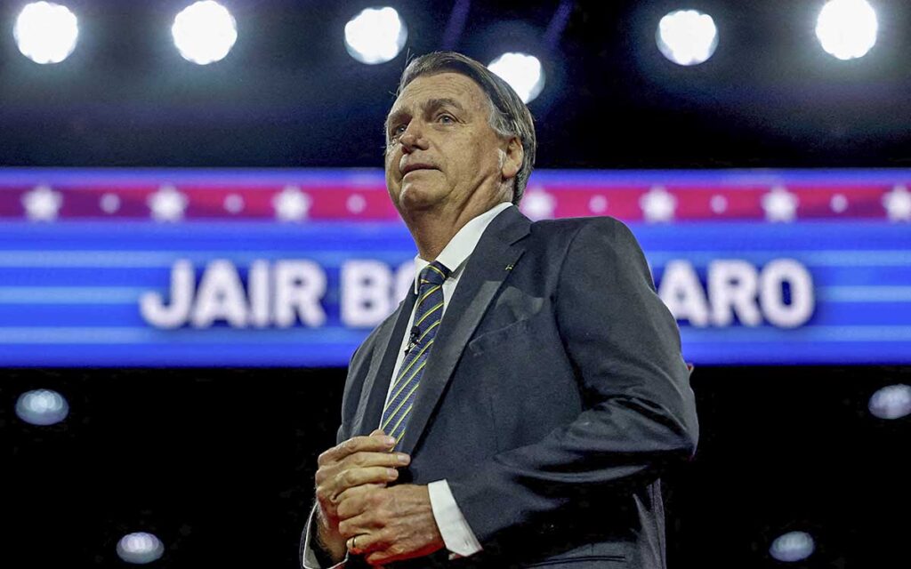 Bolsonaro regresa a Brasil después de tres meses en EU