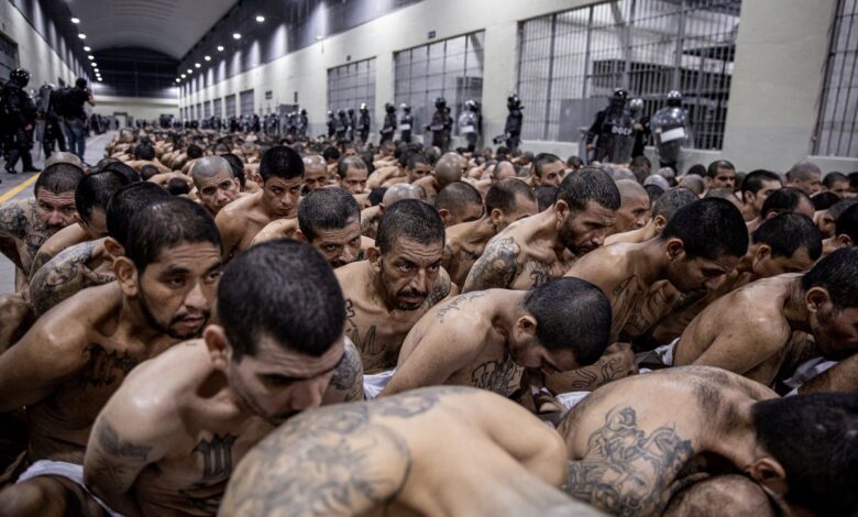 Bukele intensifica su guerra contra las pandillas con el traslado de 2.000 nuevos presos a la supercárcel de máxima seguridad
