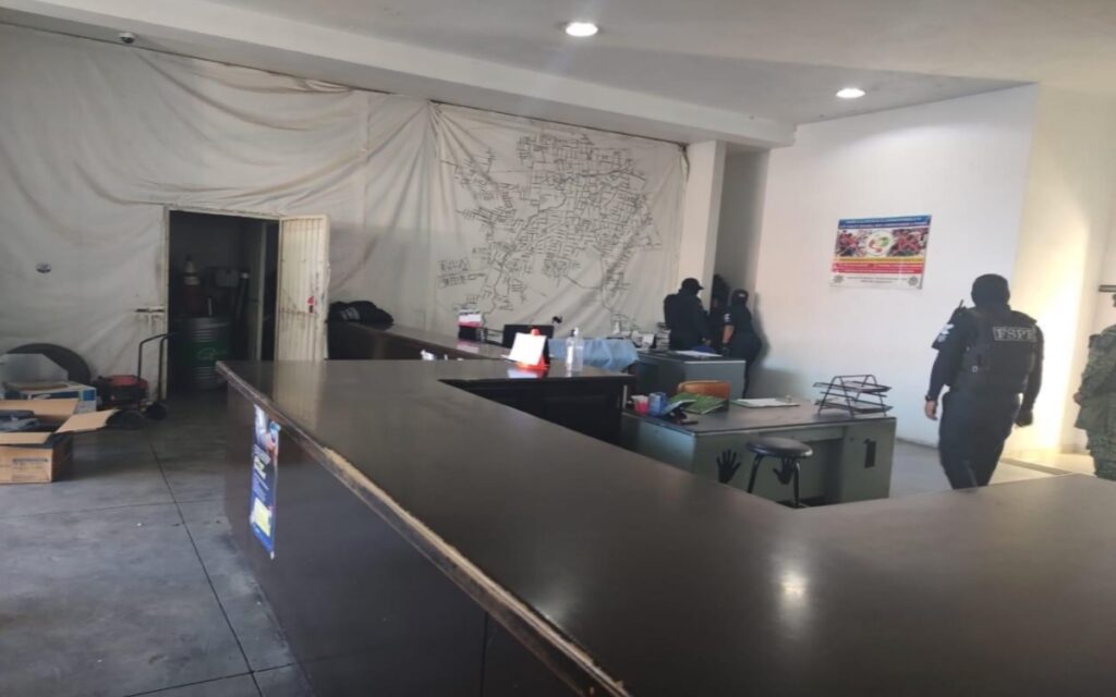 Cae juez cívico de Guanajuato por posesión de droga y réplicas de armas