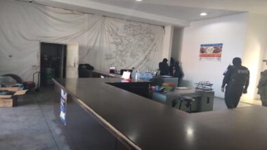 Cae juez cívico de Guanajuato por posesión de droga y réplicas de armas