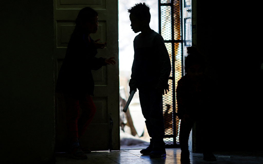 Casa Blanca rehúsa decir si Biden restaurará el arresto de familias migrantes