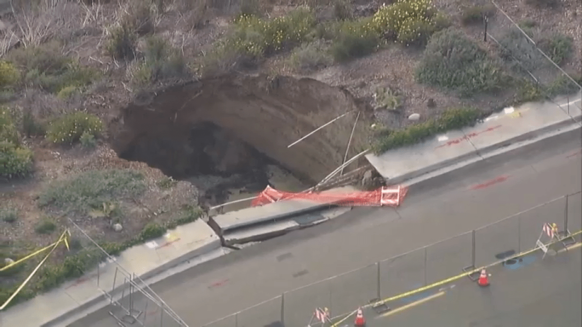Cierran calle por socavón en el norte del condado de San Diego