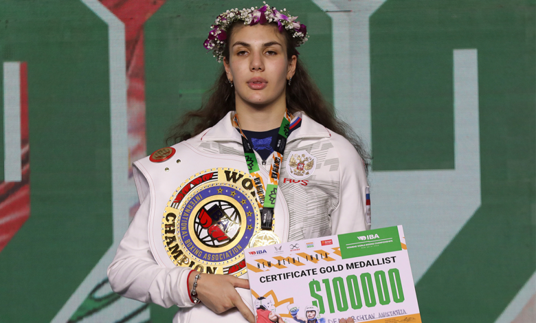 Con himno y bandera se corona la rusa Anastasiia en el Campeonato Mundial de Boxeo