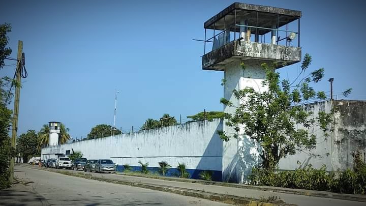 Cuatro reos se fugan de la cárcel en patrulla | Tabasco