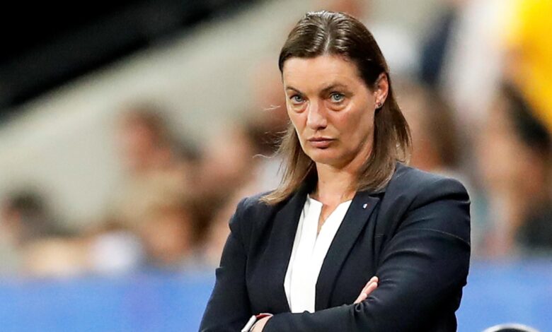 DT de la Selección Francesa femenil, asegura ser víctima "de una campaña de desprestigio"