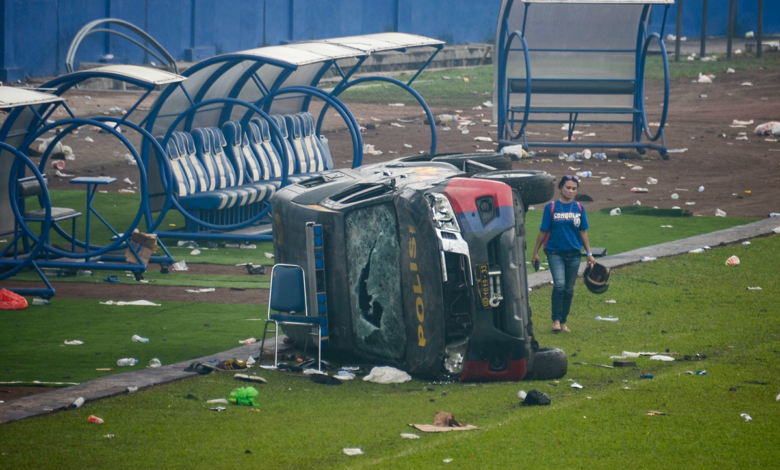 Dan cárcel a responsables de estadio indonesio por estampida que dejó más de 135 muertos