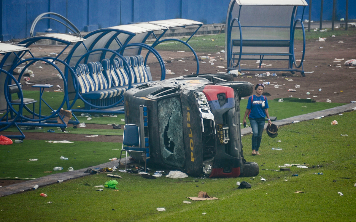 Dan cárcel a responsables de estadio indonesio por estampida que dejó más de 135 muertos