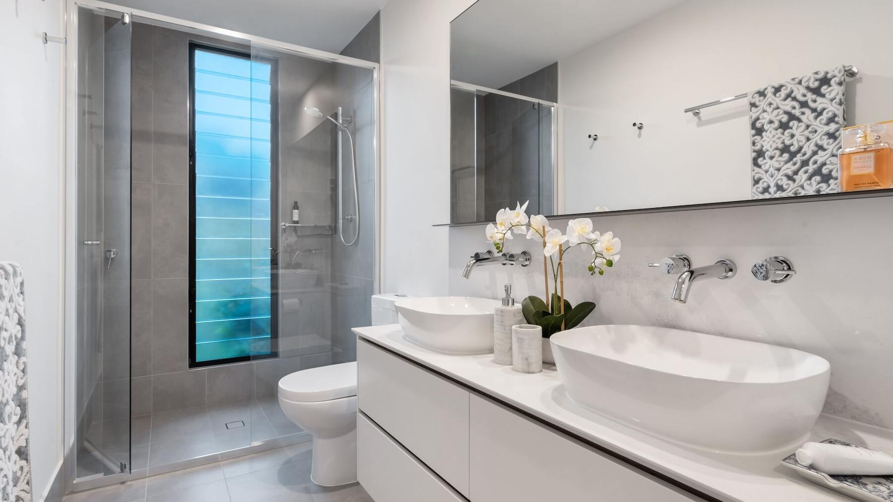 Deja la mampara de la ducha reluciente con este producto que tienes en la cocina