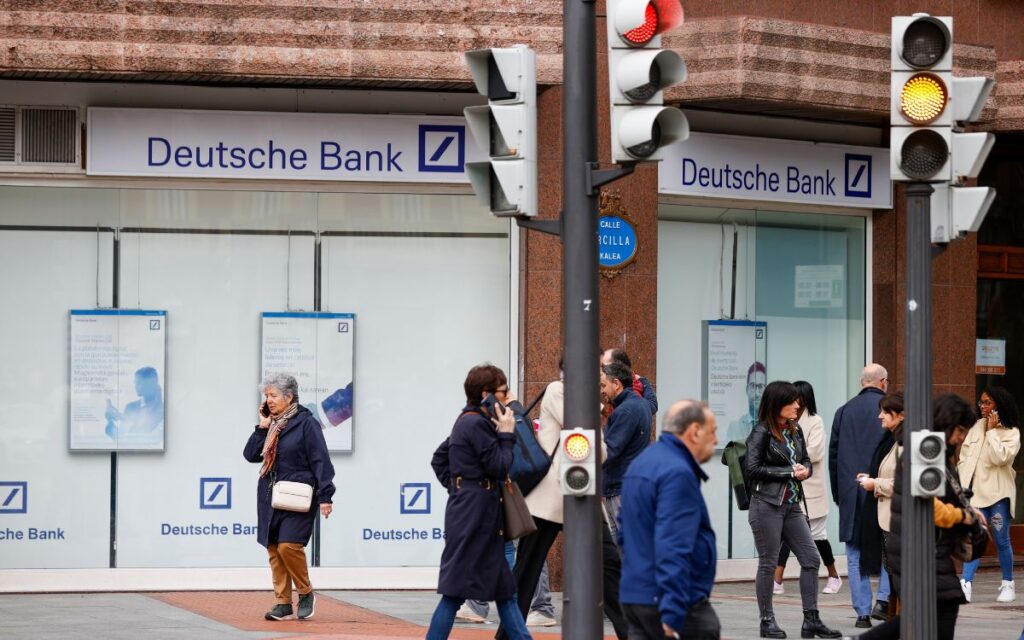 Desplome de Deutsche Bank causa fuertes pérdidas al sector