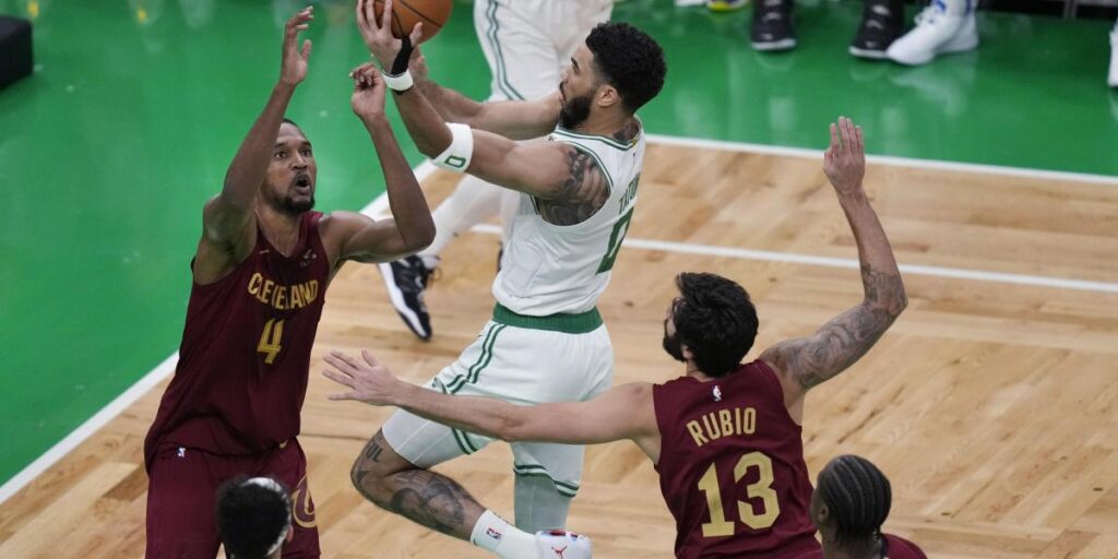 Destellos de Ricky Rubio en el descomunal duelo entre Tatum y Mitchell