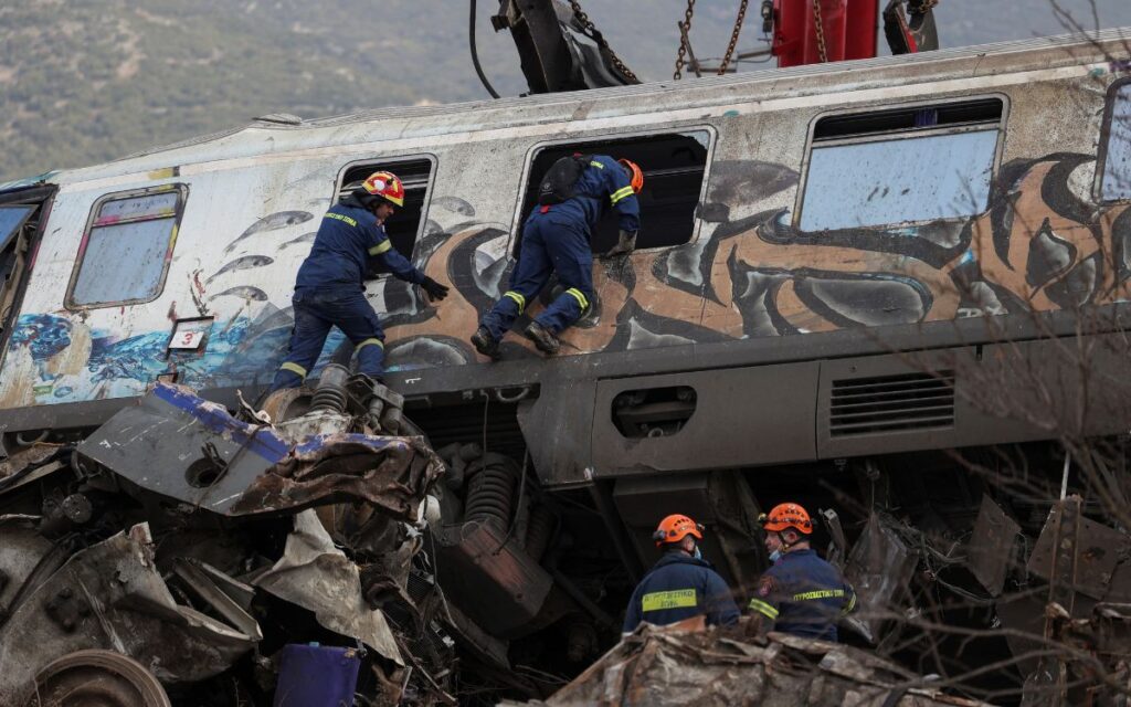 Detienen a jefe de estación tras choque de trenes en Grecia
