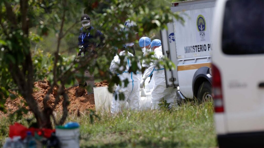 Duelo sin despedida: entierran a 13 migrantes no identificados tras accidente de bus en Panamá