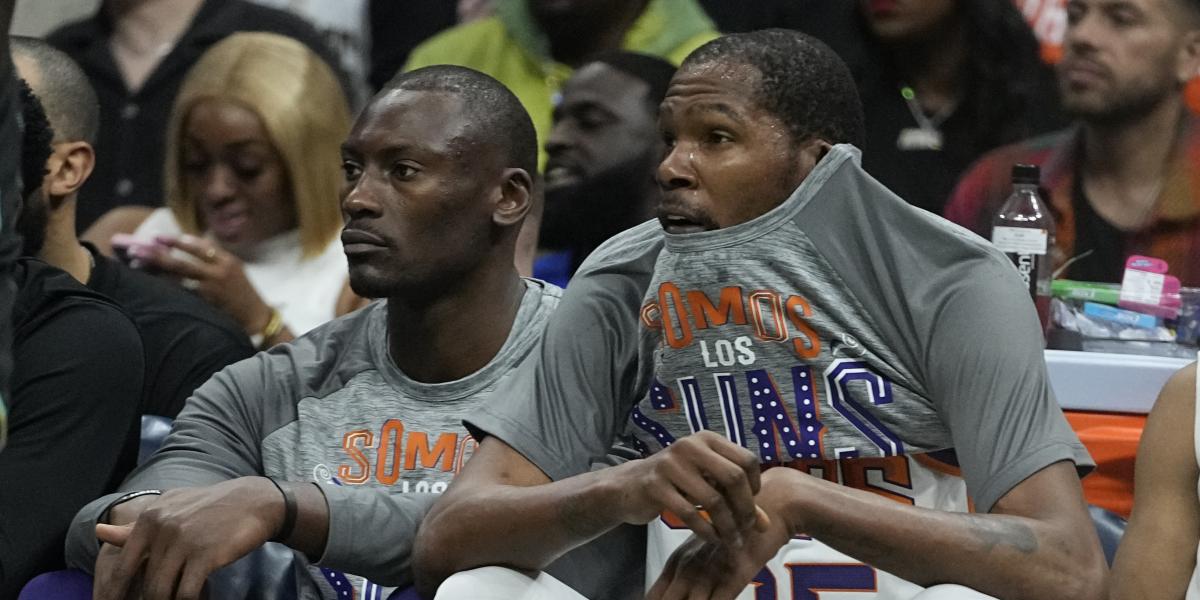 Durant se lesiona durante el calentamiento y frustra a los Suns