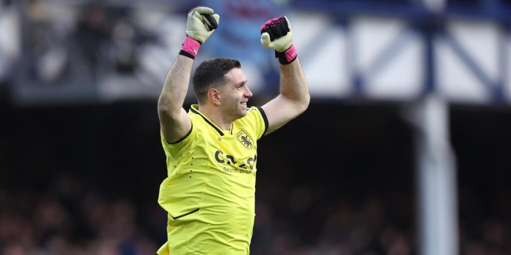 El 'Dibu' rompe su silencio preguntado por su futuro