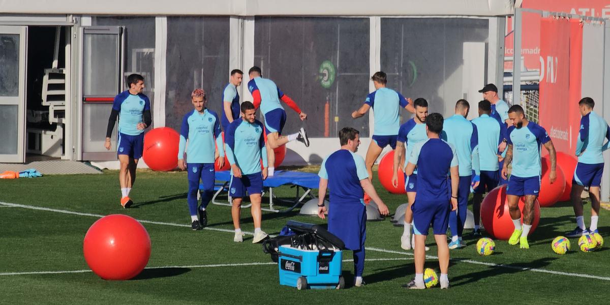 El Atlético volvió a los entrenamientos, con dos bajas
