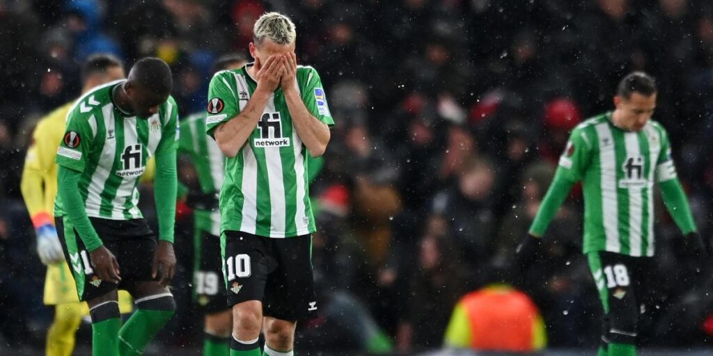 El Betis solo aguantó una parte en Old Trafford