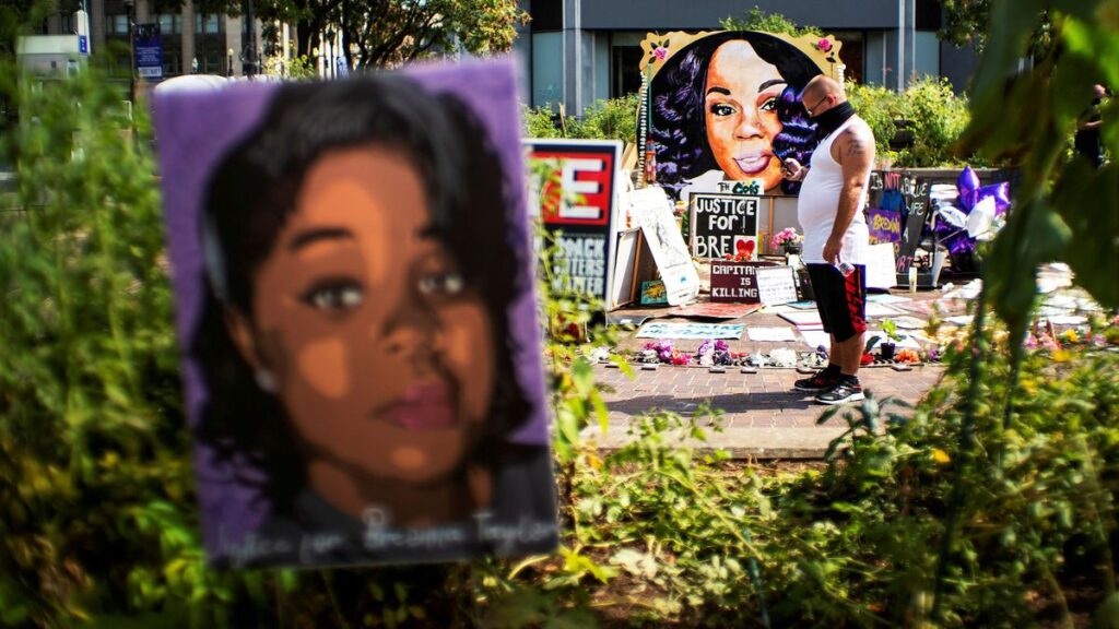 El Departamento de Justicia de EE UU acusa a la policía de Louisville de pisotear los derechos civiles