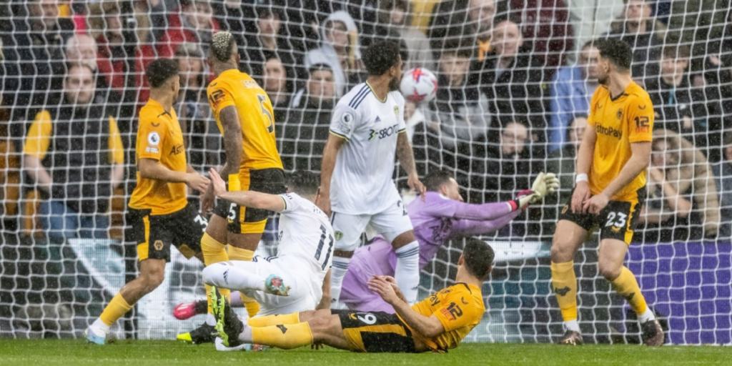El Leeds de Javi Gracia reina en la locura del Molineux y sale del descenso