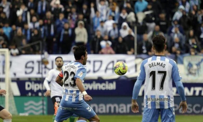 El Málaga se condena ante un Racing que huye del descenso