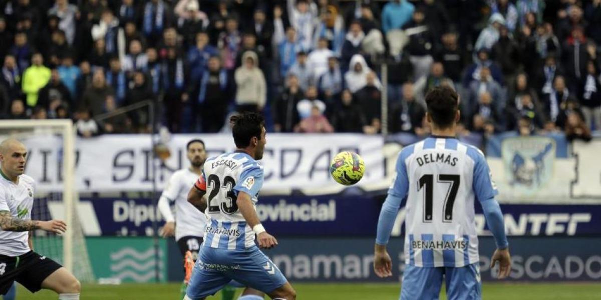 El Málaga se condena ante un Racing que huye del descenso