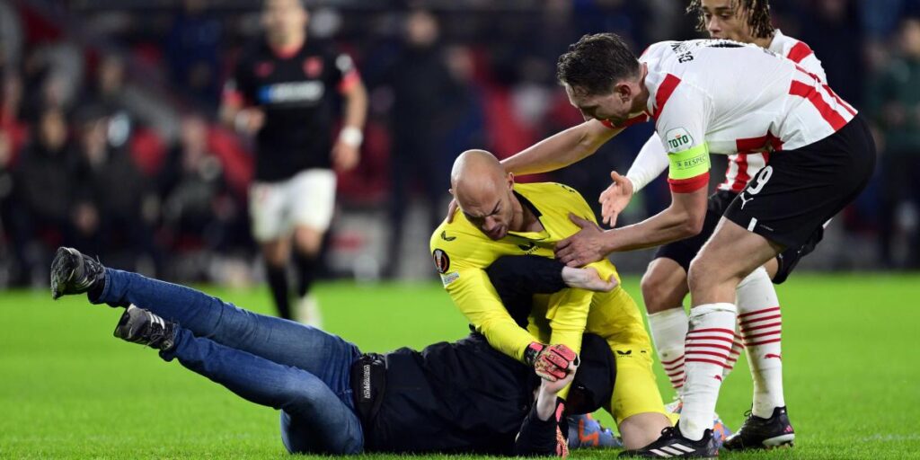 El PSV, sancionado por el aficionado que saltó a agredir a Dmitrovic