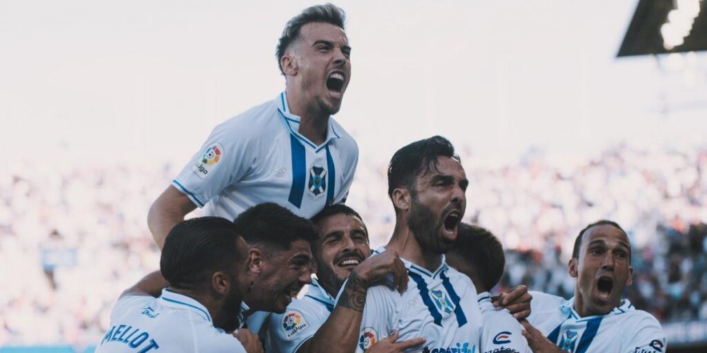 El Tenerife arrolla al Las Palmas en un derbi sin historia