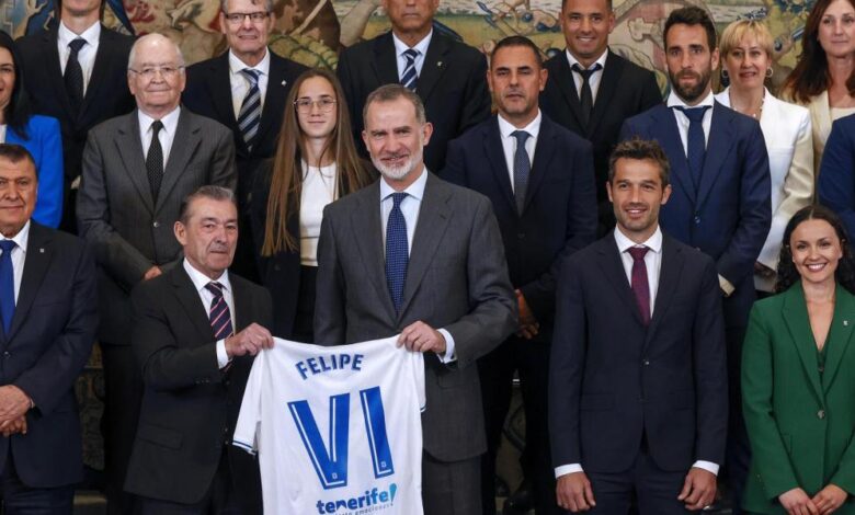 El Tenerife entrega a Felipe VI una camiseta del Centenario
