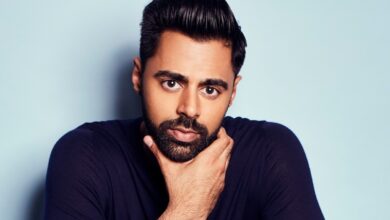 El comediante Hasan Minhaj regresa como The Riddler en la nueva serie de podcasts de Spotify
