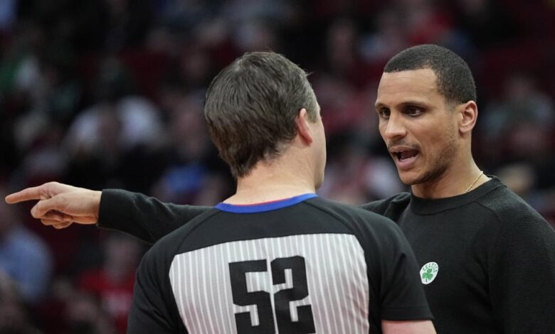 El entrenador de los Celtics invade la pista en pleno partido y los árbitros ni se enteran